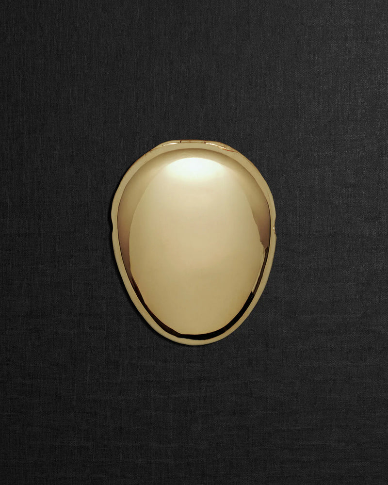 Pebble-shaped 18K gold pendant on a black background