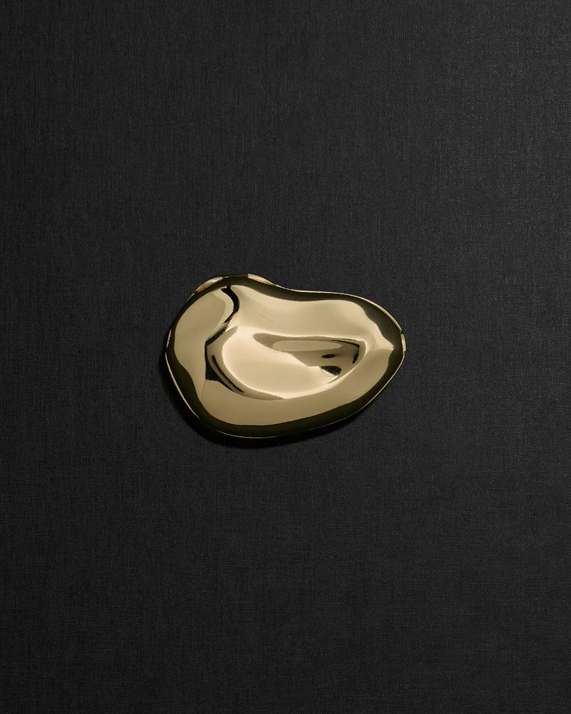 Pomegranate-shaped 18K gold pendant on a black background